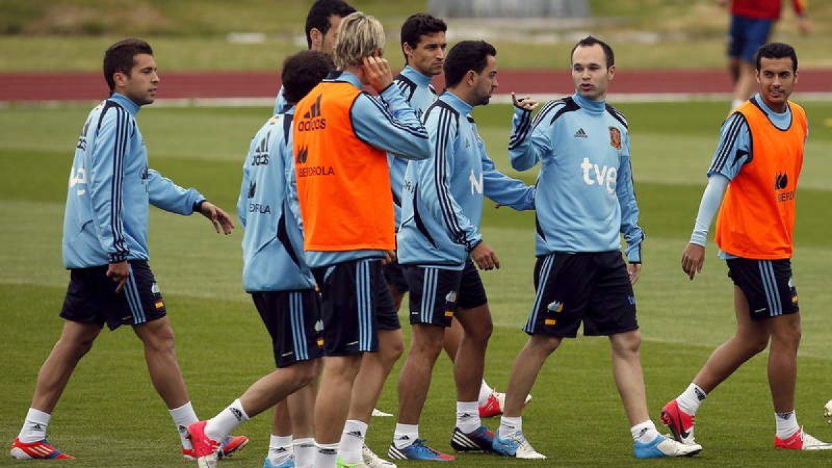 El centrocampista Andrés Iniesta conversa con varios compañeros durante el entrenamiento que realizó ayer la selección española en la localidad polaca de Gniewino.