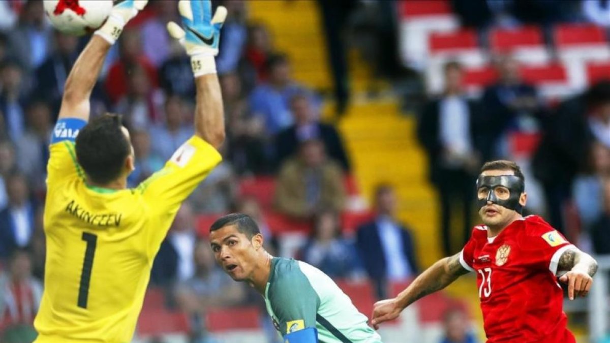 Cristiano Ronaldo bate a Afinkeev en el primer tiempo del partido disputado en Moscú.