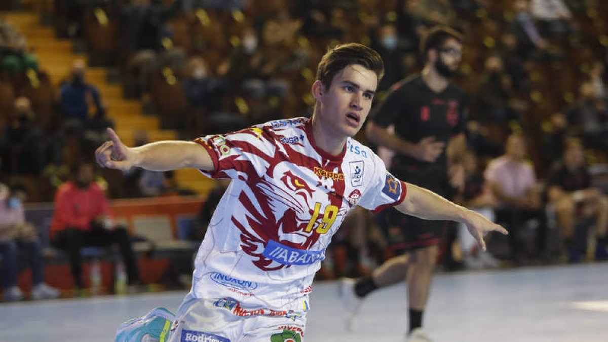 Gonzalo Pérez es el que más goles lleva del Ademar y el tercero de toda la Liga Asobal. JESÚS F. S.