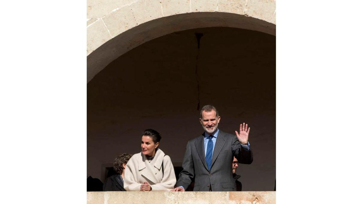 Los reyes, ayer en Menorca. DAVID ARQUIMBAU SINTES