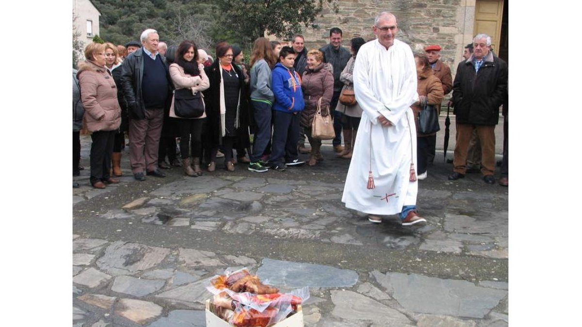 Imagen de la subasta celebrada ayer en Toral de Merayo.