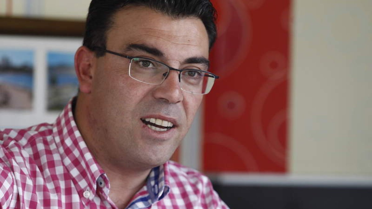 El presidente de la asociación provincial, Pedro Llamas, durante un momento de la entrevista.