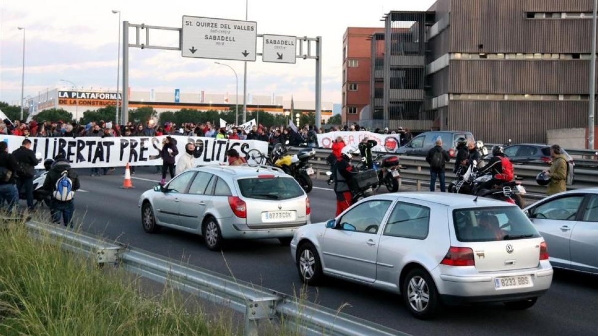 La C-58 cortada a la altura de Sabadell, con motivo de la huelga.
