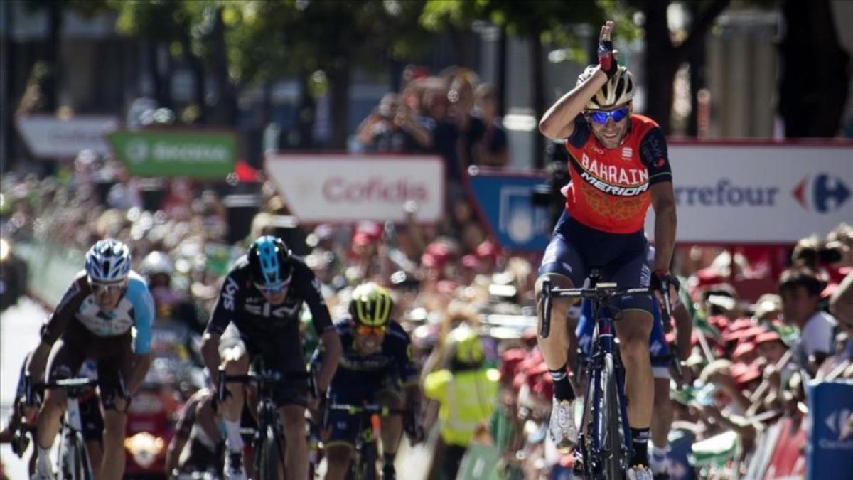 Vincenzo Nibali triunfa en Andorra por delante de De la Cruz (tapado en la imagen) y Chris Froome