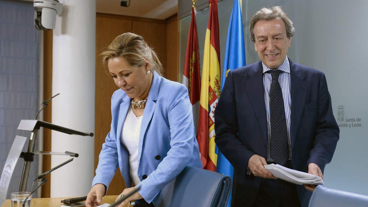 La vicepresidenta de la Junta, Rosa Valdeón, con De Santiago-Juárez. NACHO GALLEGO