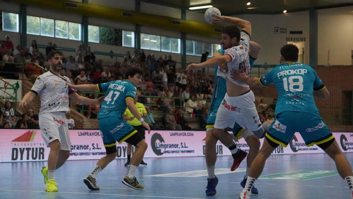 El Abanca Ademar no estuvo mal en ataque aunque los goles de Rodrigo Pérez Arce, Milosavljevic o Juan Castro no bastaron para ganar al BM Nava en Astorga. J. NOTARIO