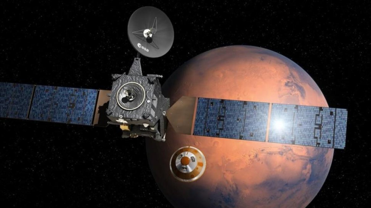 Simulación artística de la misión Exomars 2016 con la nave 'TGO' y el pequeño módulo 'Schiaparelli' (centro) dirigéndose a la superficie de Marte. La maniobra de separación se ejecutará la tarde del domingo.