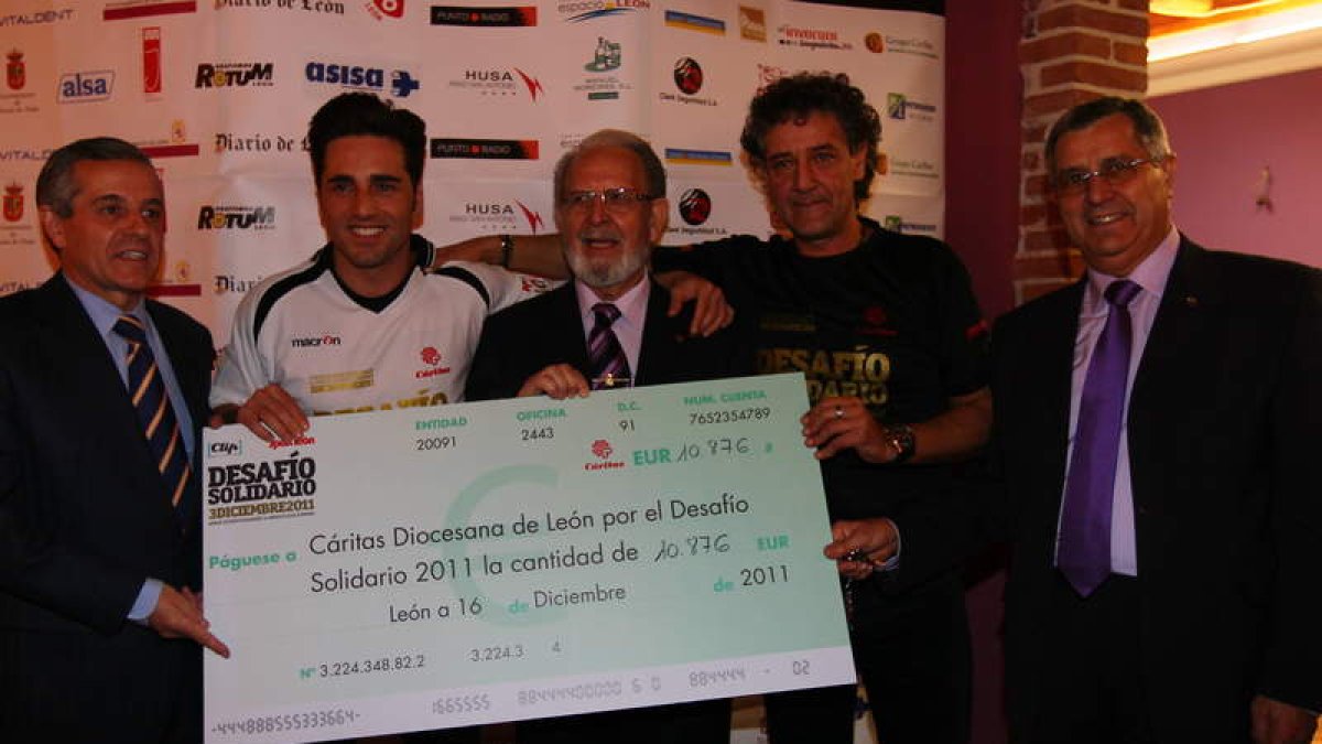 David Bustamante, segundo por la izquierda, acudió a entregar el dinero a Cáritas.