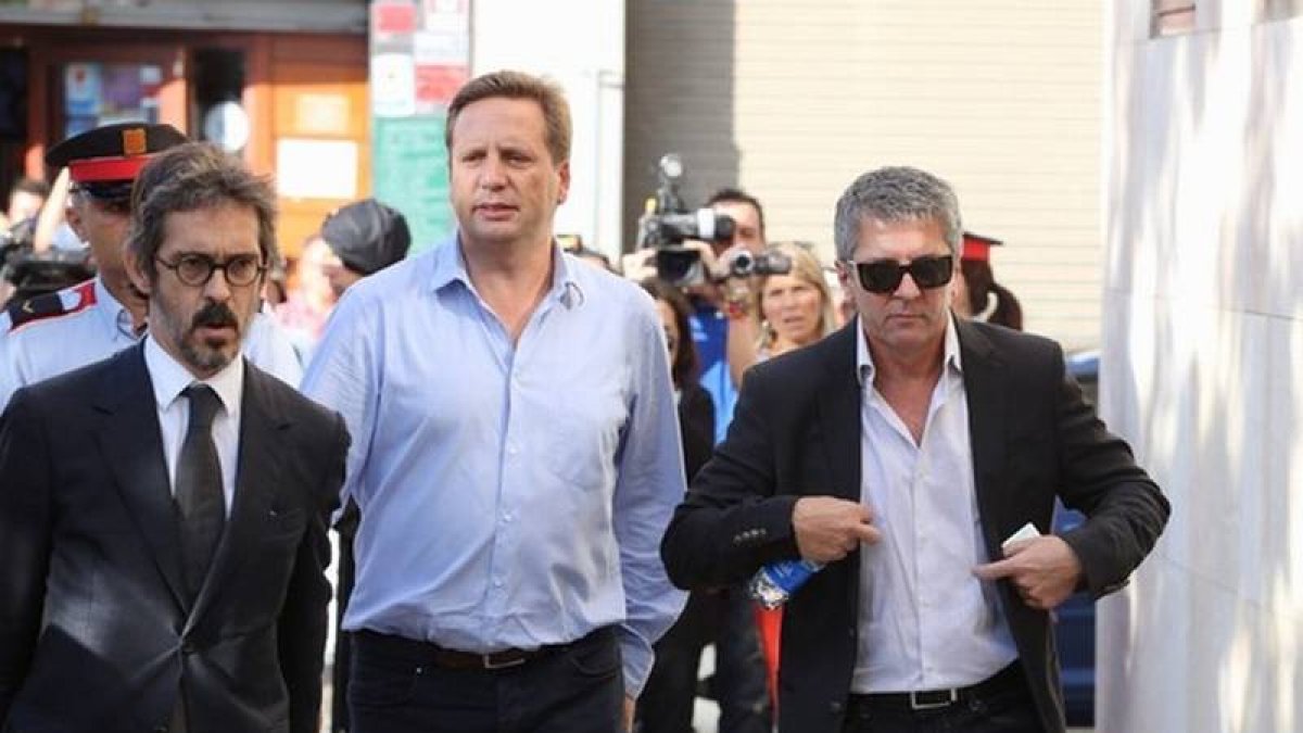 El padre de Leo Messi (derecha), a su llegada a los juzgados, esta mañana en Gavà.
