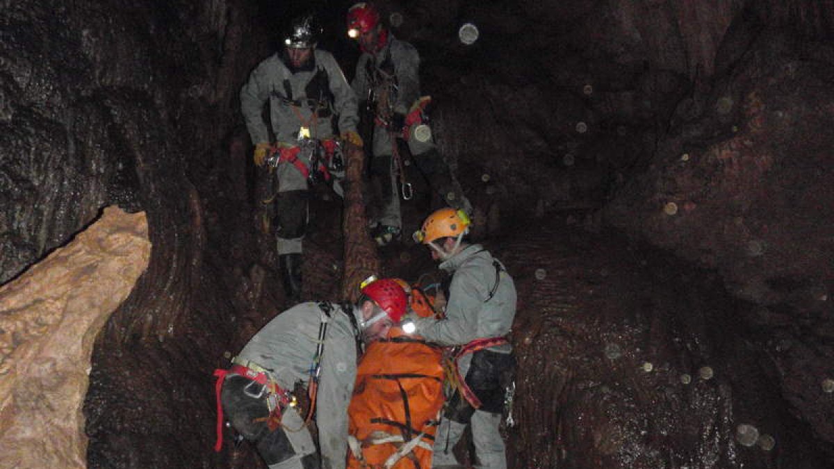 Efectivos del Greim de la zona cantábrica que participaron esta semana en prácticas de rescate en montaña, barranco y cueva en León y Asturias.