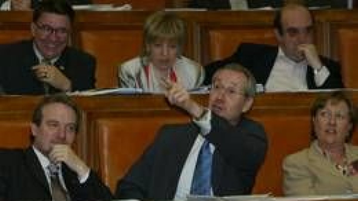 El procurador socialista por León Antonio Losa en una de sus intervenciones ante el pleno