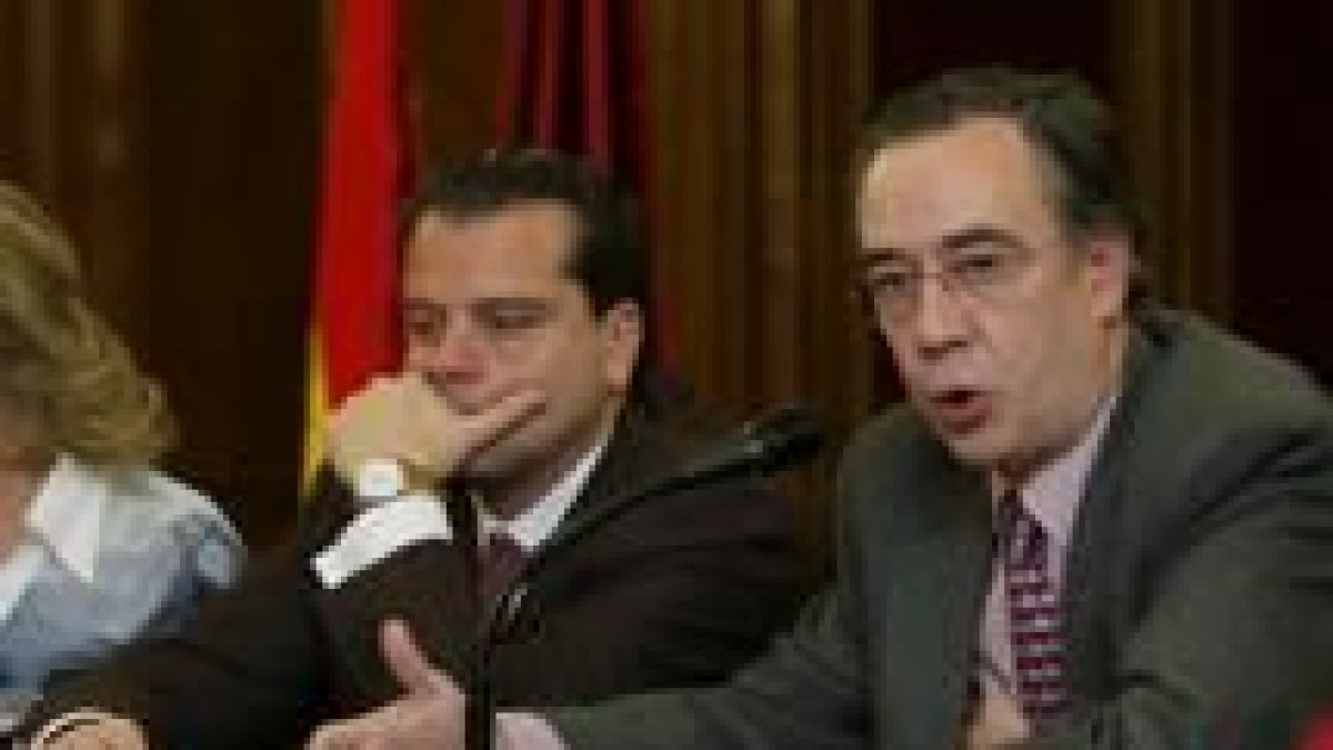 Mario Amilivia y Fernando Nasarre explicando los contenidos de los convenios firmados ayer