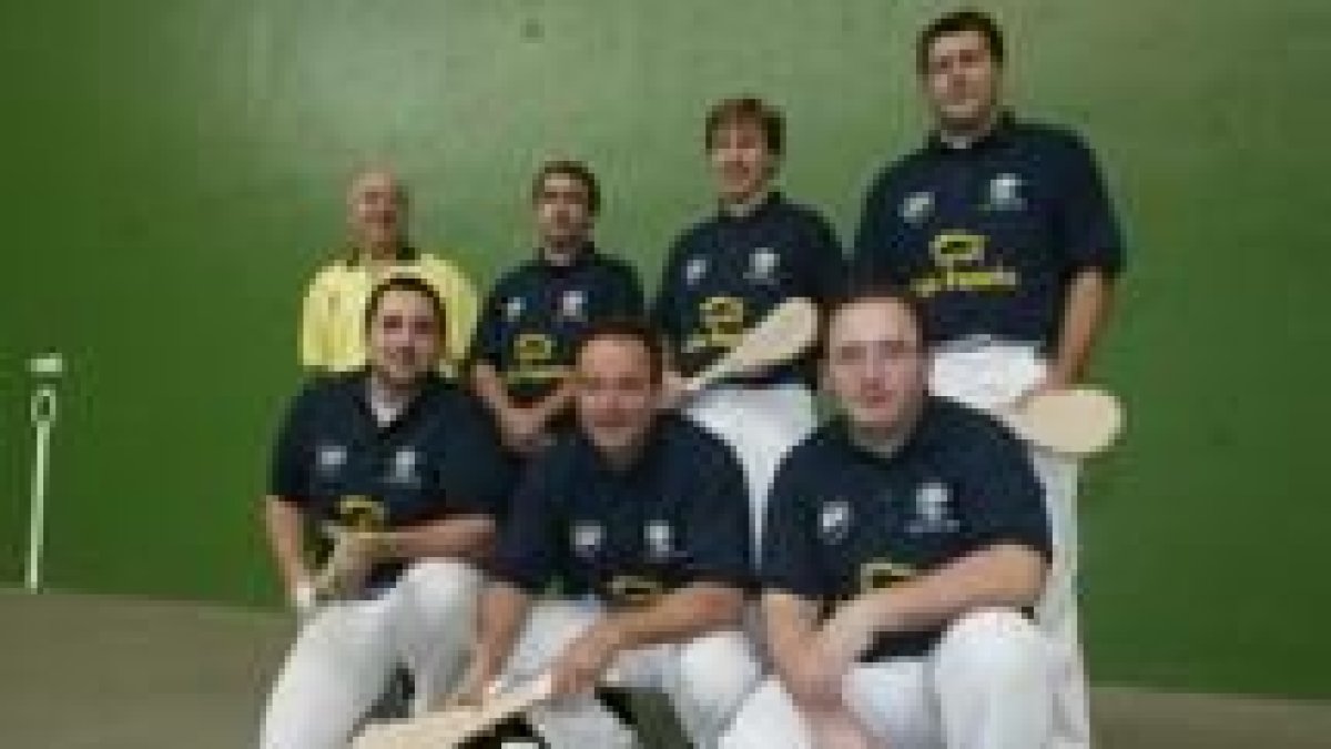 Formación del Club de Pelota Leonés en el estreno de la nueva temporada