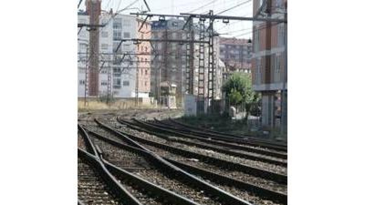Las vías del ferrocarril a su llegada al paso a nivel en El Crucero