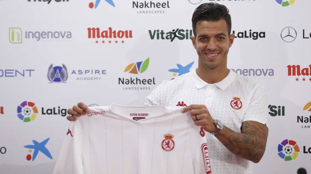 Vicente Romero firmó por tres temporadas por la Cultural, de las que ha cumplido la primera y el club leonés busca una salida negociada con el jugador. JESÚS F. SALVADORES