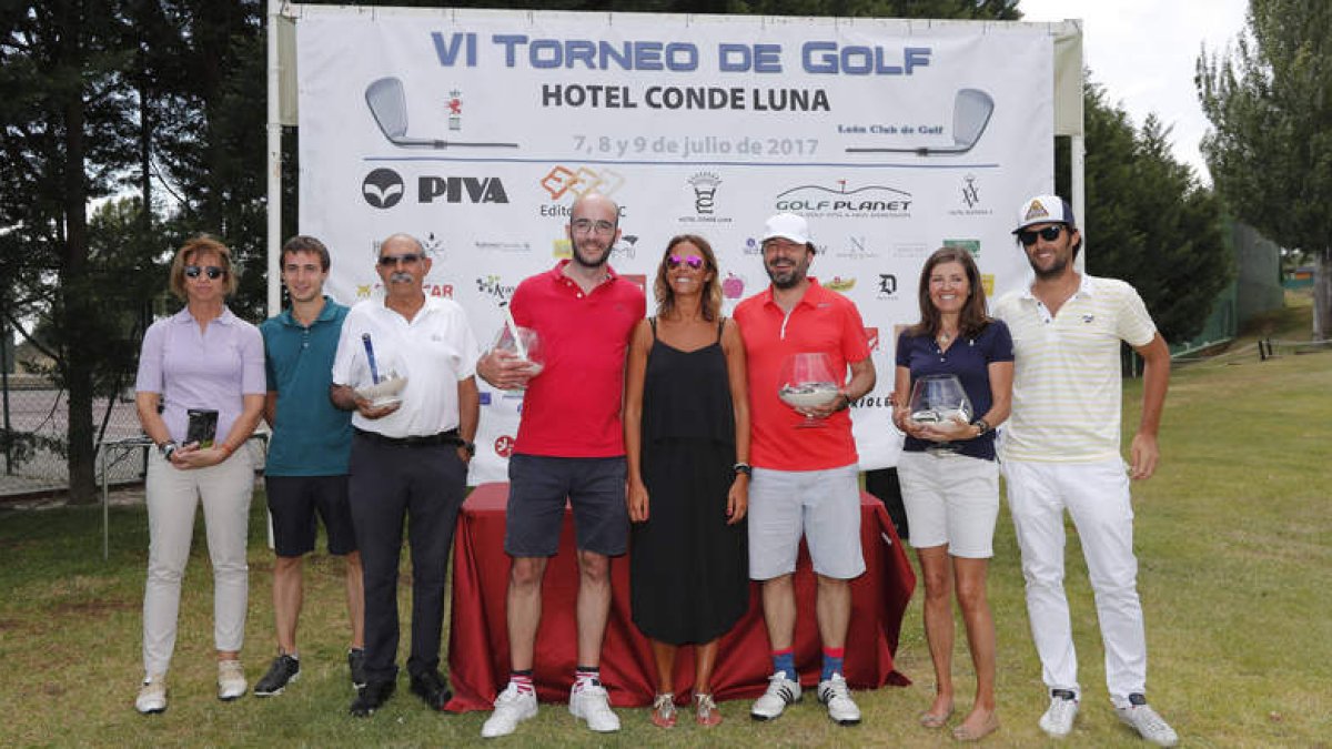 Los ganadores de la jornada de ayer domingo durante la entrega de premios en el León Club de Golf. JESÚS