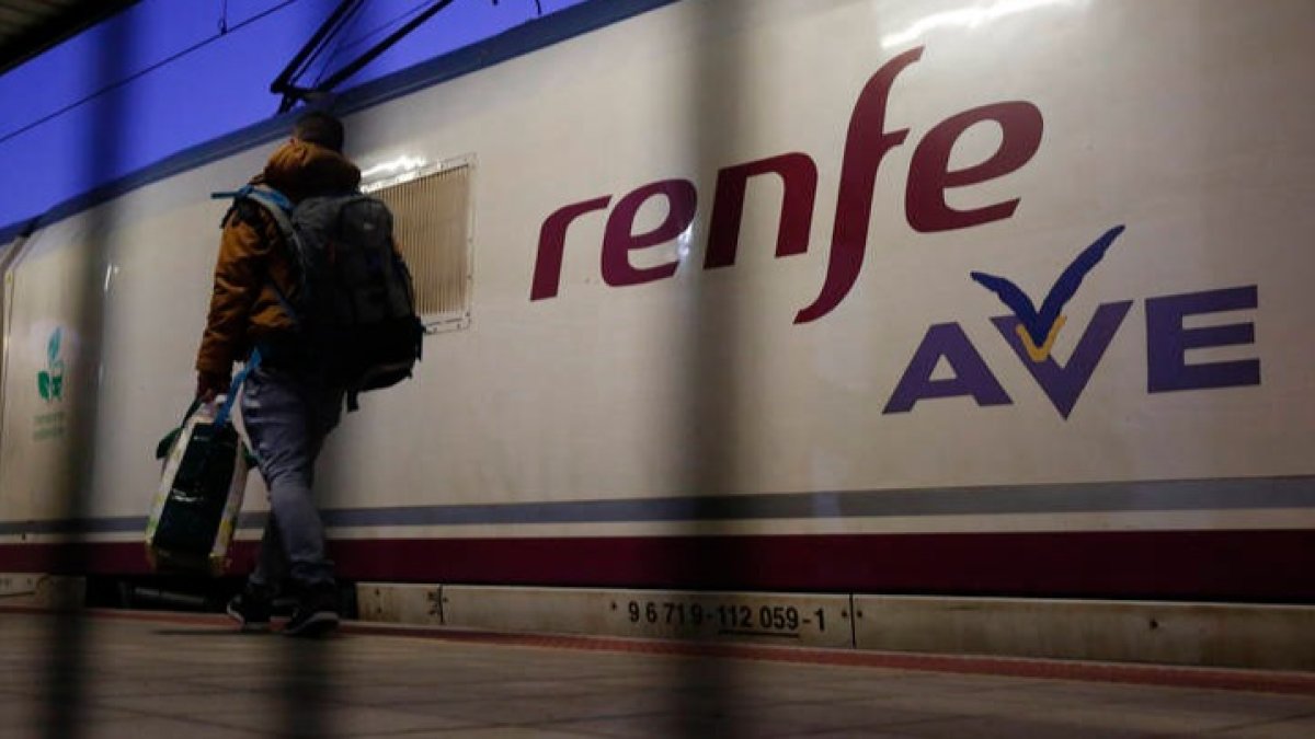 Un tren AVE estacionado en las vías de León. FERNANDO OTERO
