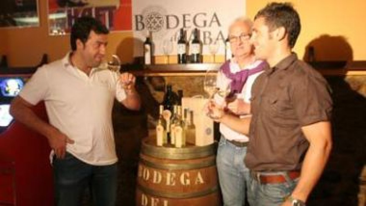 El equipo directivo de Bodega del Abad durante una reciente cata del nuevo godello.