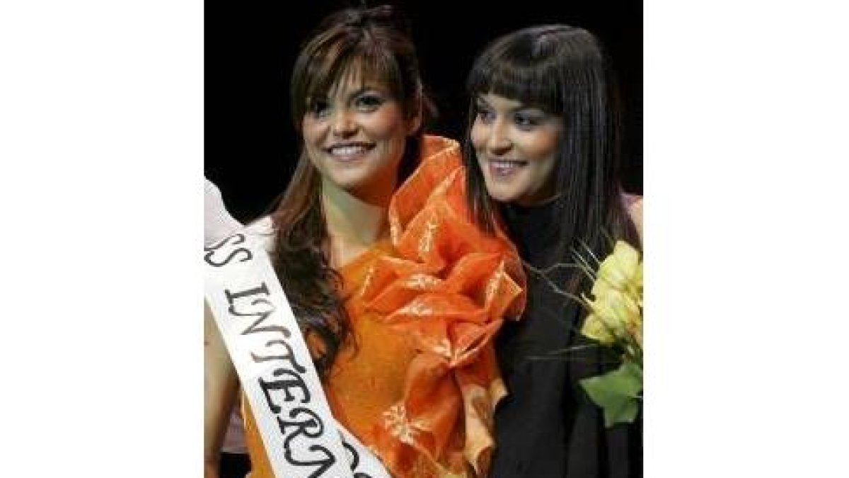 Noelia Guisuraga es felicitada por la anterior Miss León, Pilar Ibáñez