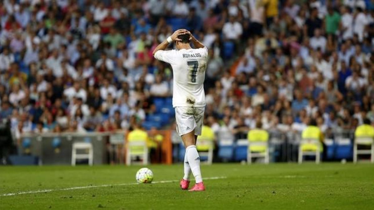 El jugador madridista Cristiano Ronaldo se lamenta de una ocasión fallida.