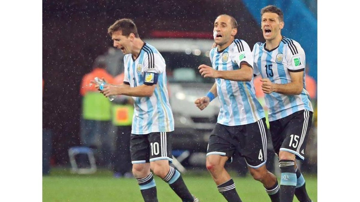 Messi, Zabaleta y De Michelis tras pasar su selección