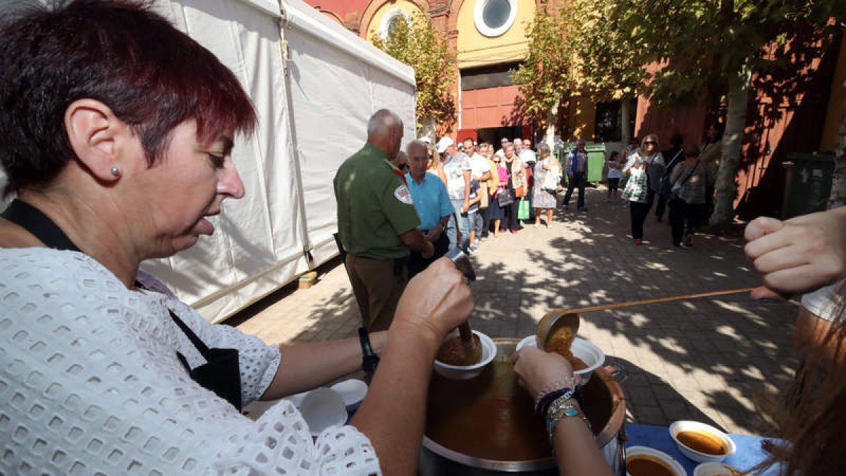 La degustación de la lenteja de Tierra de Campos concitó a decenas de personas en la cola. RAMIRO
