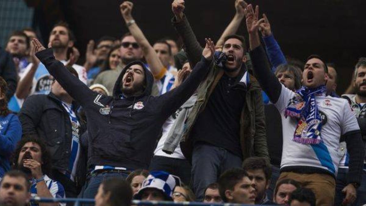 Seguidores del deportivo, en el campo del Atlético aquel 30 de noviembre del 2014.