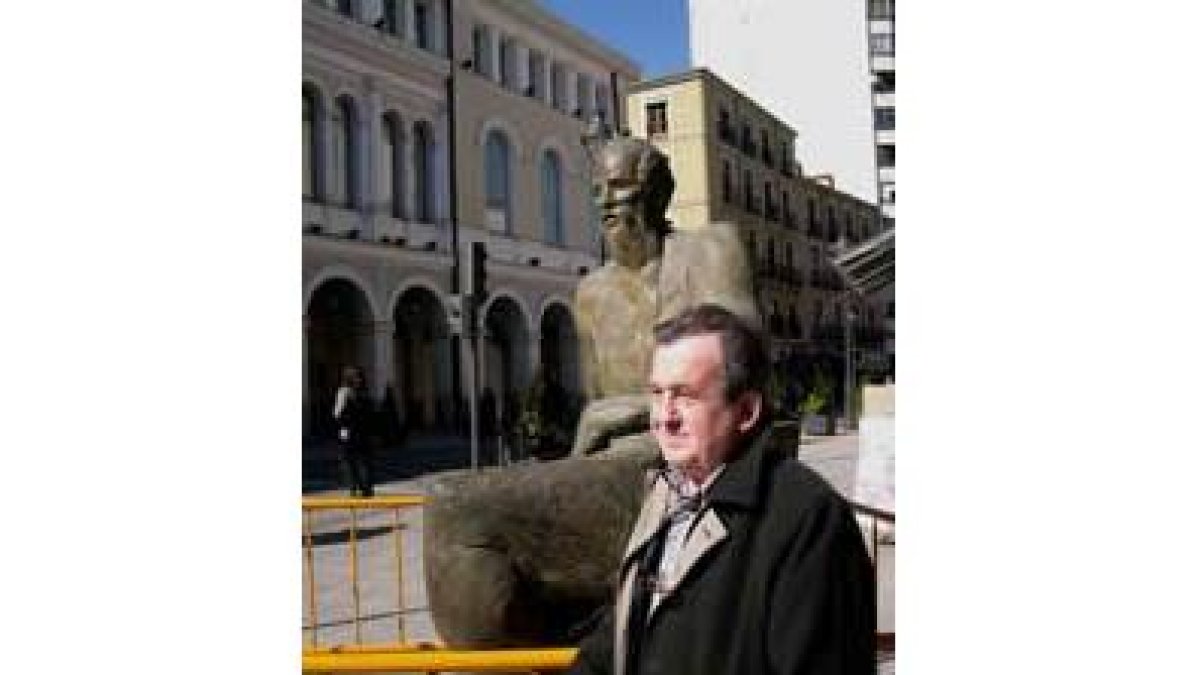 Jesús Trapote, con la escultura que acaba de inaugurar