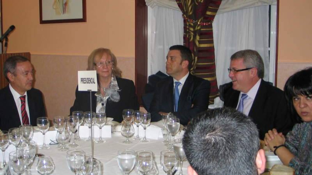 La mesa presidencia, con Riesco yi Hevia a la derecha.