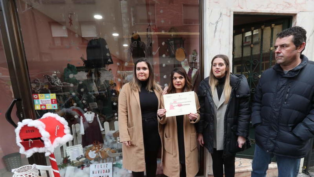 Las dueñas de La Tata, junto a Valle y Morán. Abajo, escaparate de Caprichos. L. DE LA MATA