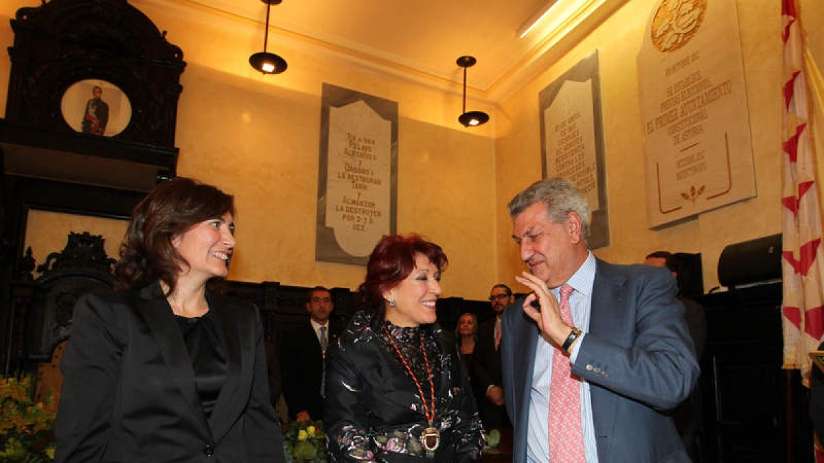 La presidenta de las Cortes, la alcaldesa de Astorga y el presidente del Congreso.