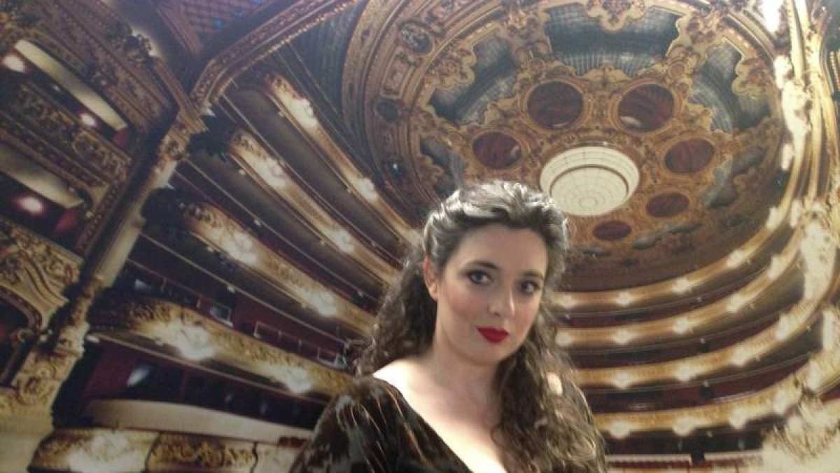 La mezzosoprano leonesa Pilar Vázquez en el Teatro del Liceo, ataviada para su papel de Waltraute.