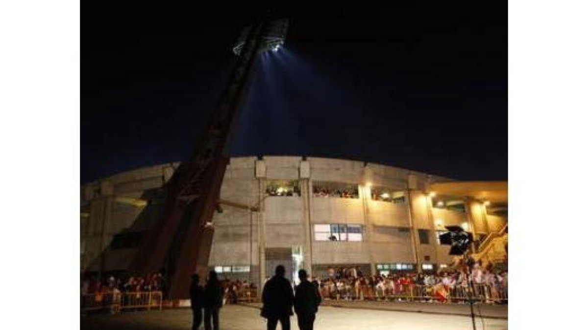 El Estadio Reino de León, iluminado ayer para las televisones.