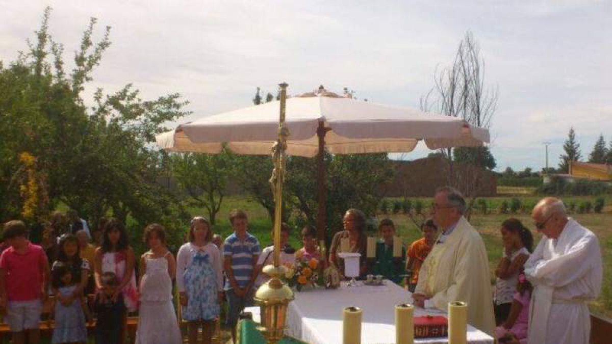 Ricardo Ferrero oficiando su última misa, ayer, en Robledo de Torío.