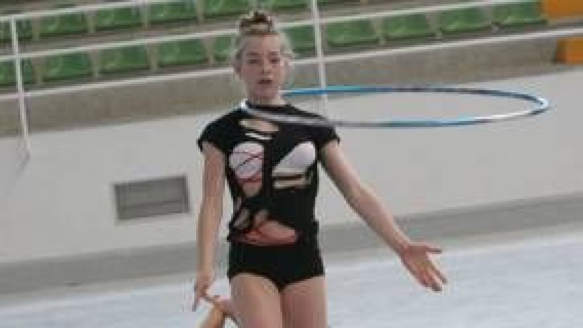 Una de las gimnastas se ejercitaba con el aro en la mañana de ayer sobre el tapiz del pabellón