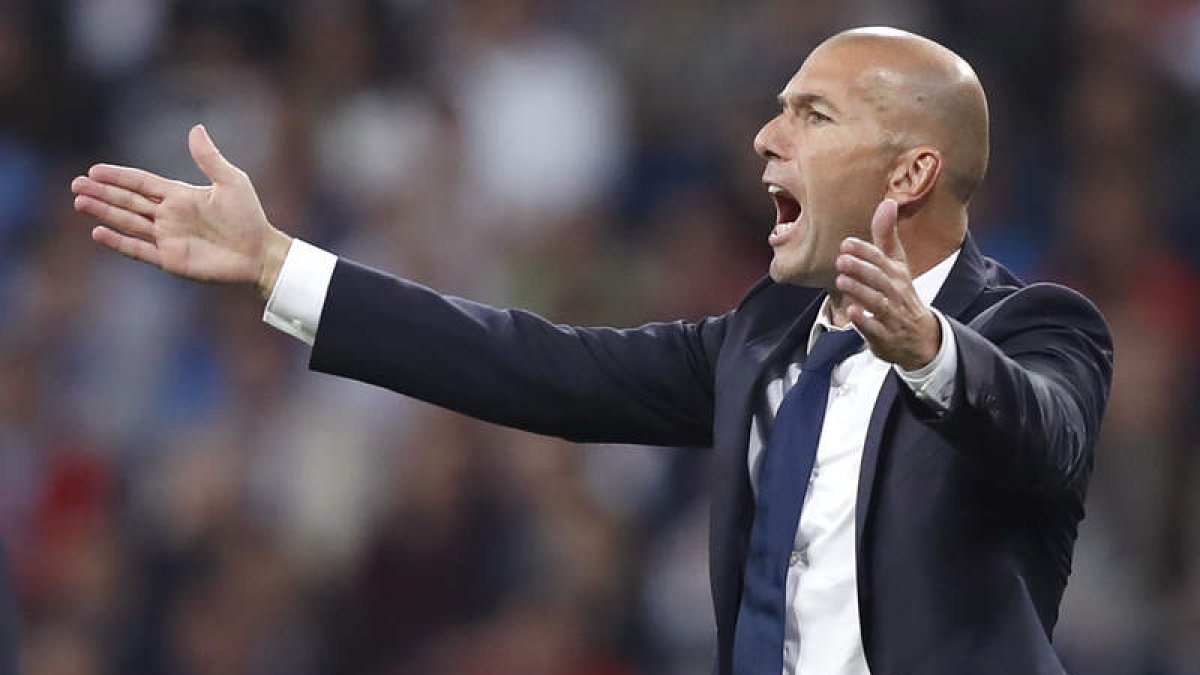 Zinedine Zidane durante el partido de Champions entre el Real Madrid y el Legia de Varsovia. LIZÓN