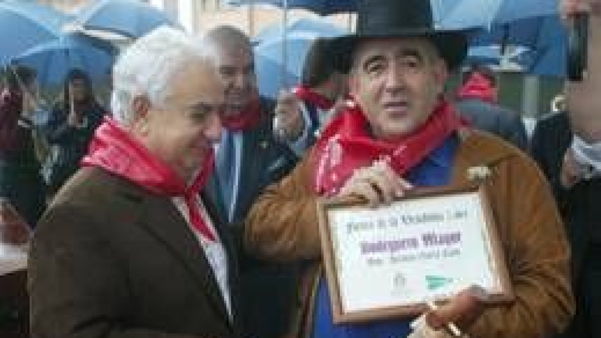 Pablo San José, de Vile, entrega el diploma a Abraham García