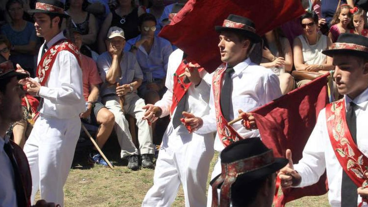 Un grupo de danzantes de Peranzanes, en una imagen de la romería celebrada el año pasado.
