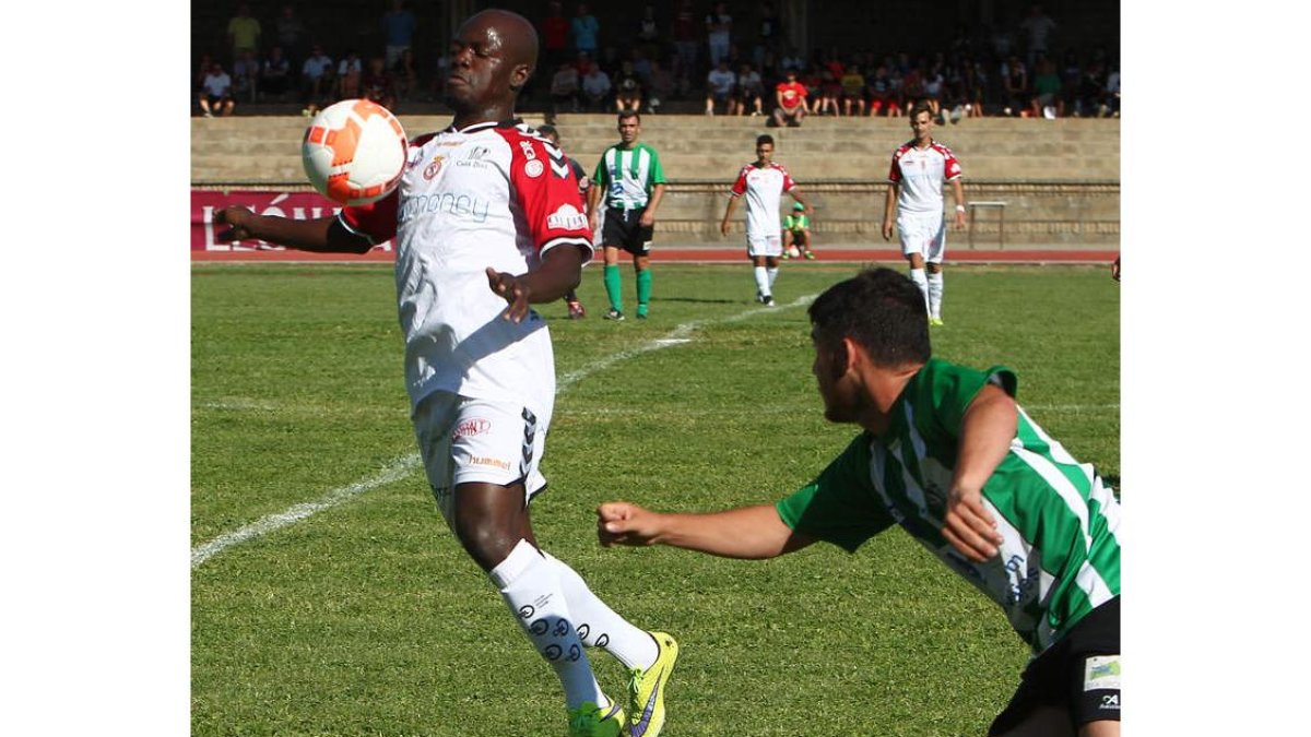 Steven Babalola marcó su segundo gol de la pretemporada ante el Lenense Proinastur.