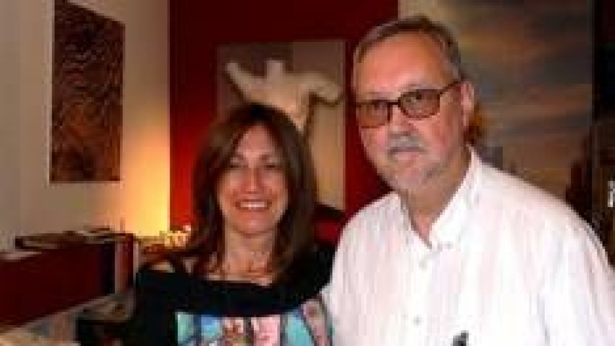 Vicente y Esther en una de las salas de la galería