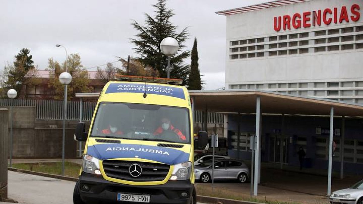 Una ambulancia este miércoles en las inmediaciones del Hospital Santa Bárbara de la capital soriana. WILFREDO GARCÍA