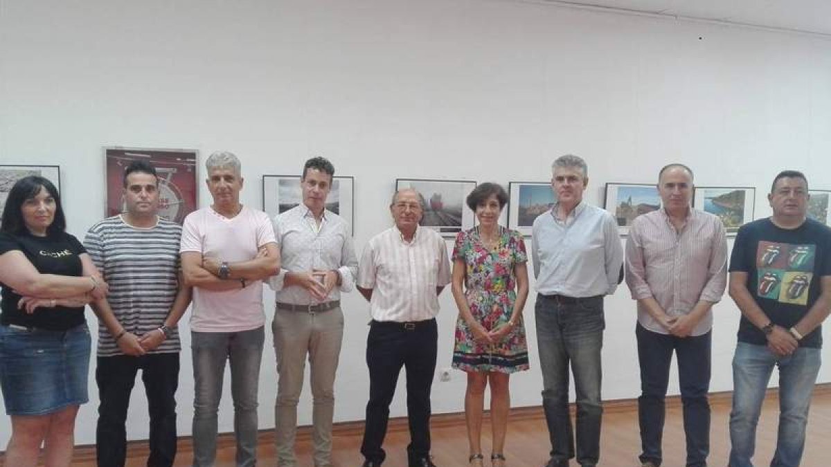El alcalde de Villablino, en el centro, junto a los participantes de la jornada. ARAUJO