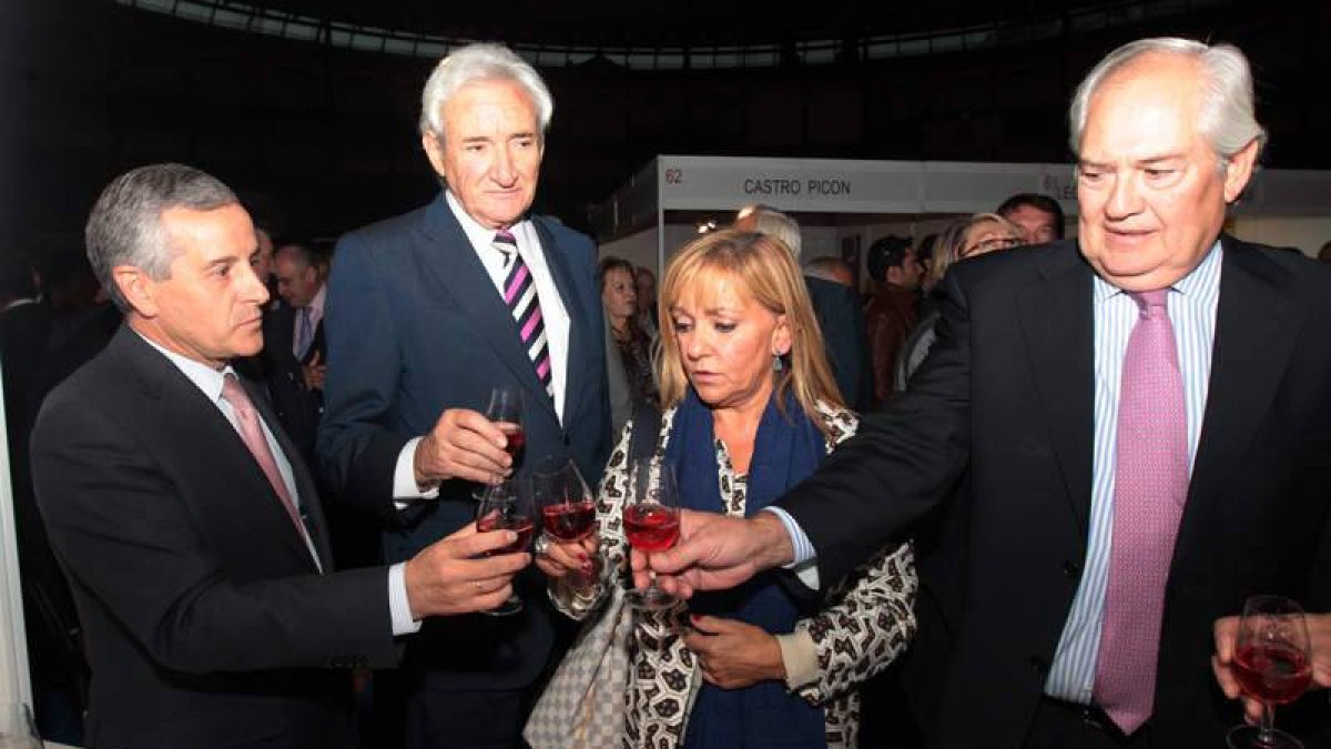 Emilio Gutiérrez, Luis del Olmo, Isabel Carrasco y Guillermo García brindan por el éxito da la feria tras el pregón.