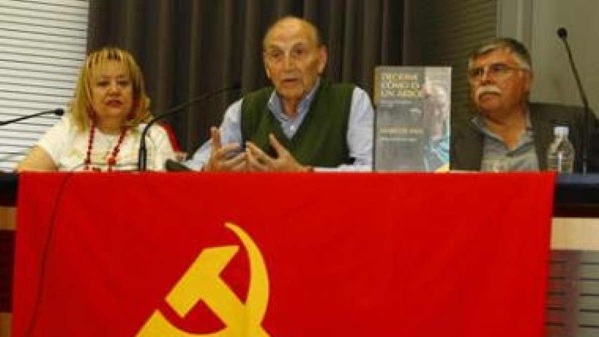 Marcos Ana, en el centro, y a su izquierda Carmen Busmayor