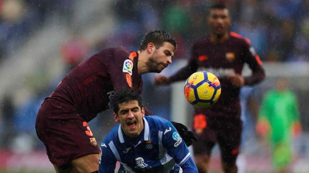 Piqué y Gerard Moreno, en un momento del polémico derbi entre Barça y Espanyol. ALEJANDRO GARCÍA