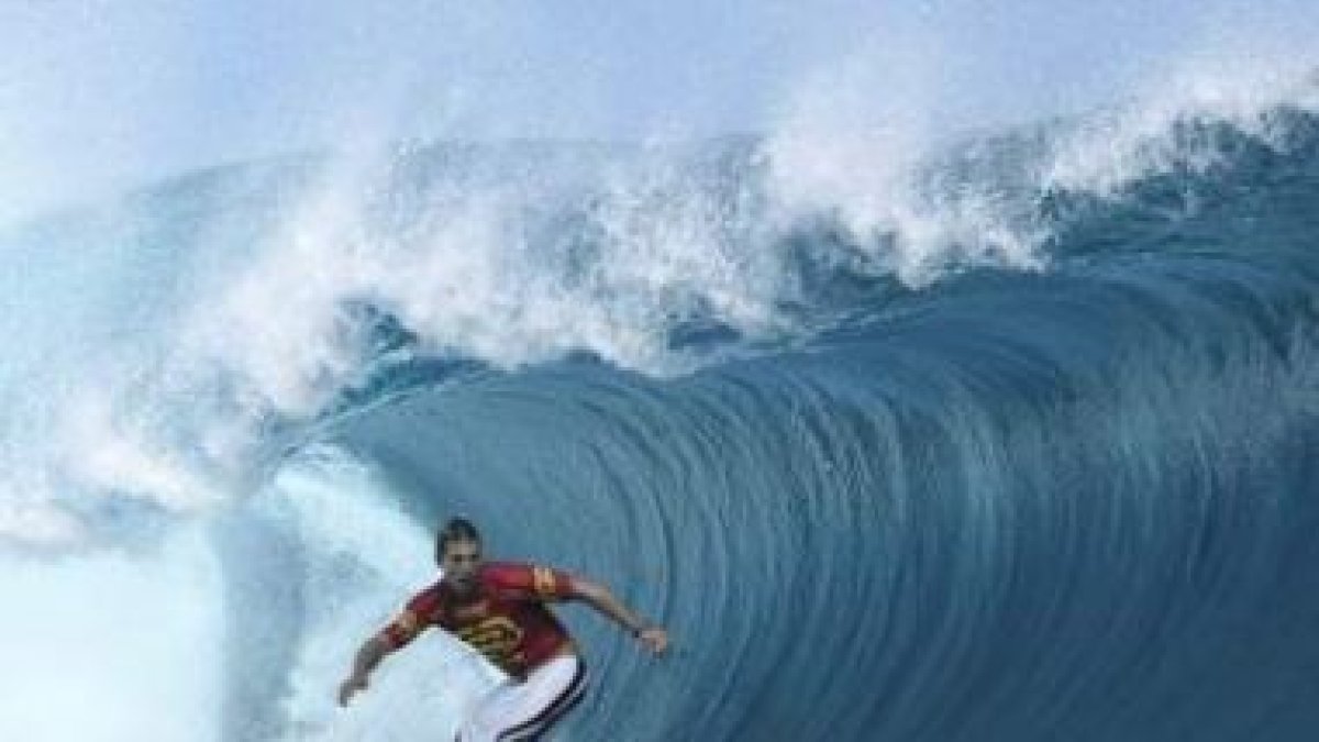 Andy Irons toma una ola en Tahití.