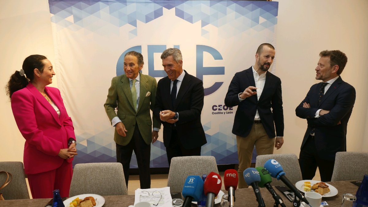 Cepedano, en el centro, con parte del equipo directivo de la Fele. F. OTERO