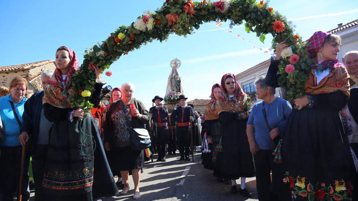 Las mujeres son las encargadas de portar los arcos florales de la Virgen.
