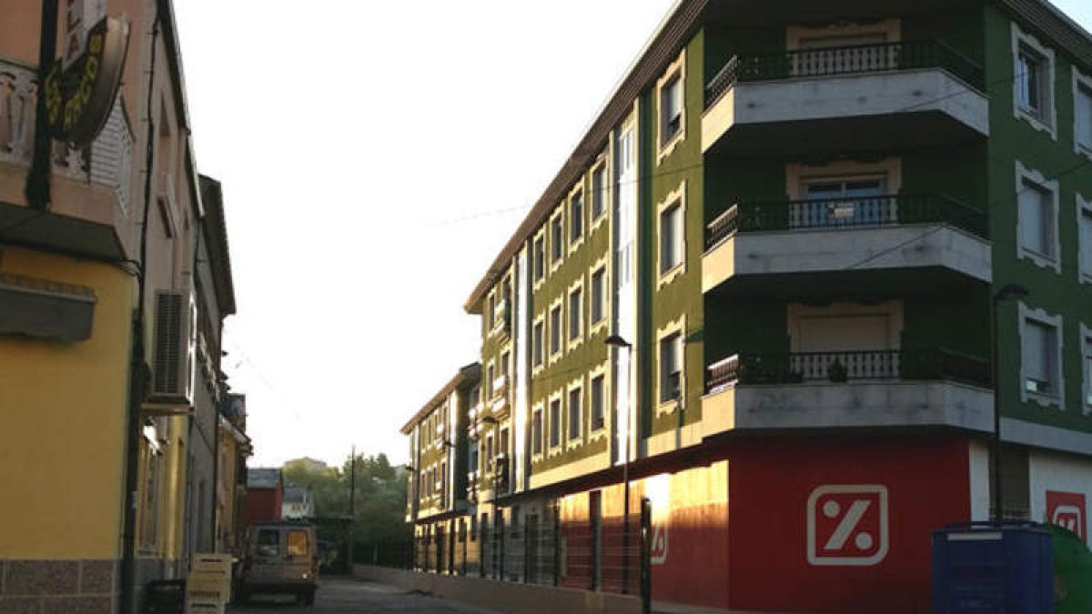 Edificio Roma de Cacabelos, objeto de polémica, ayer. L. DE LA MATA