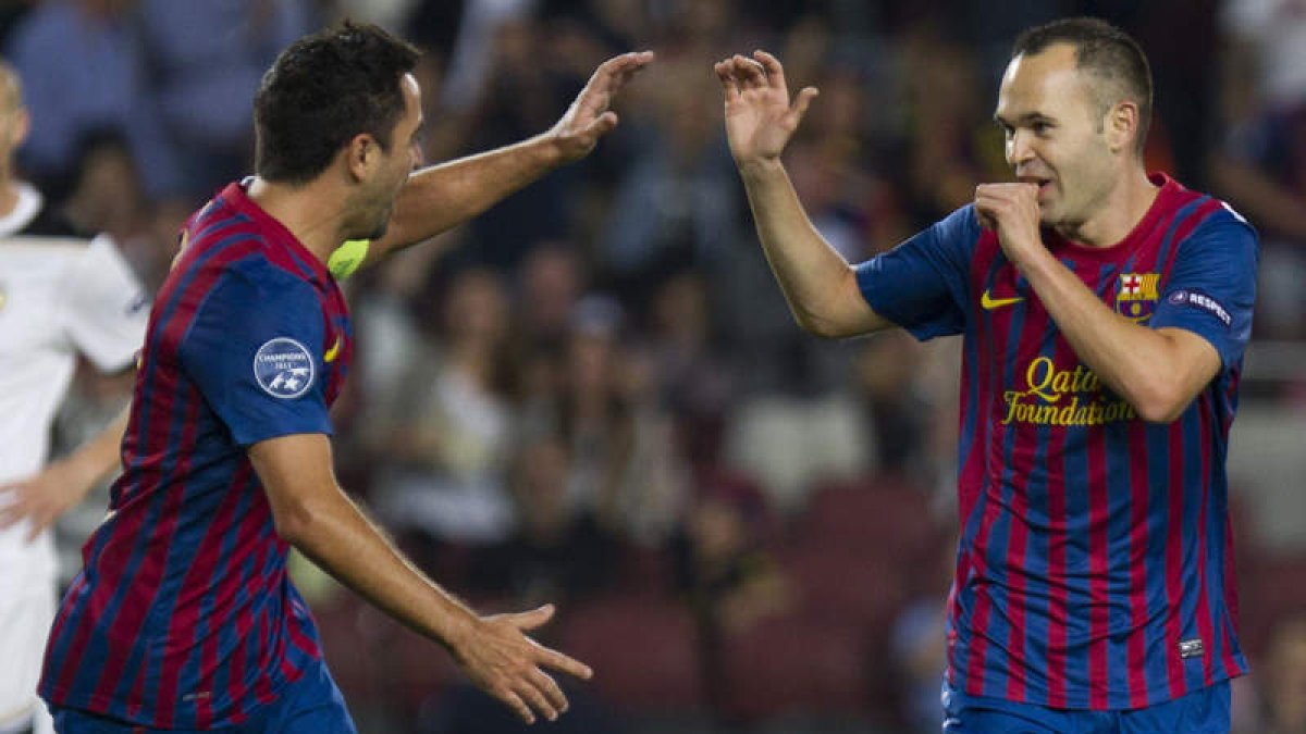 Iniesta celebra con Xavi Hernández su gol ante el Viktoria.